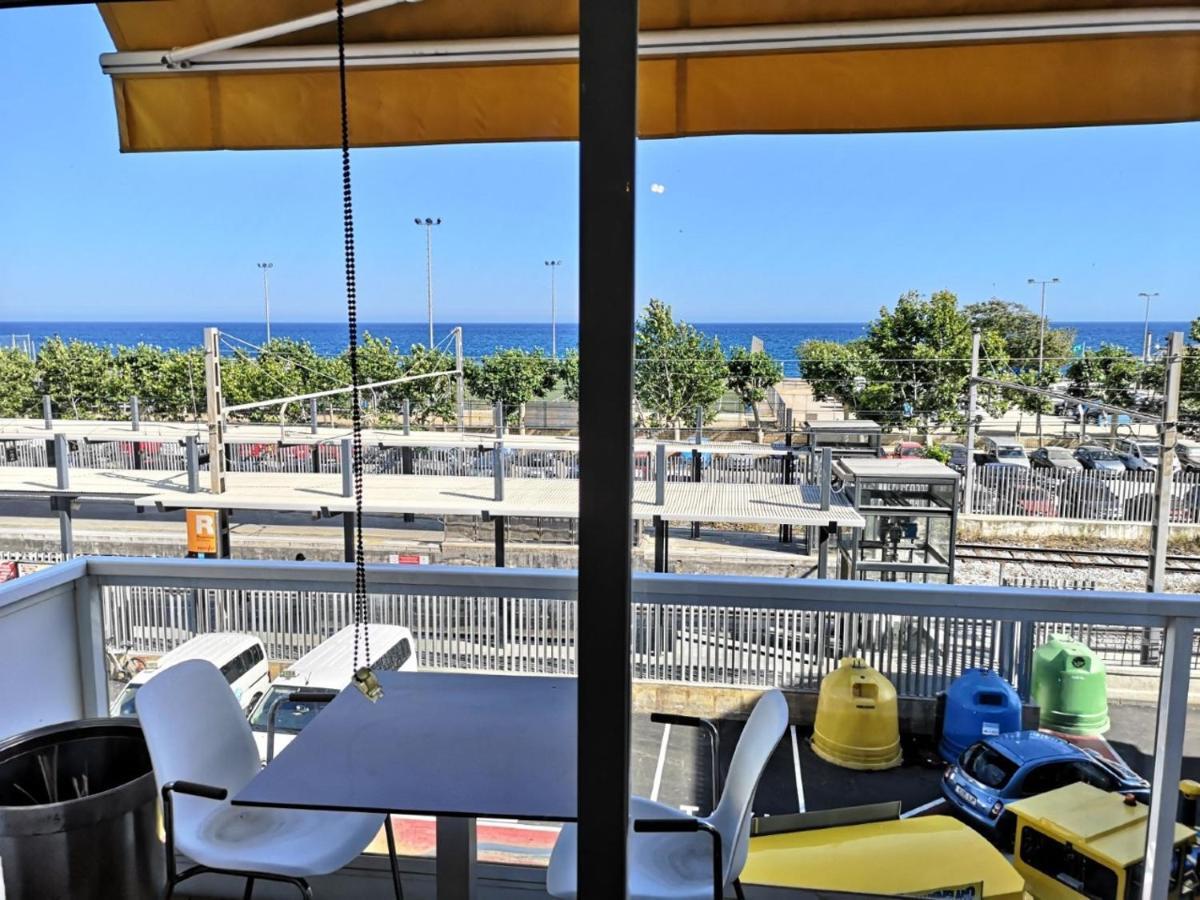 Luxury Apartment Accommodation, Next To Beach & Train Station Calella Exterior photo